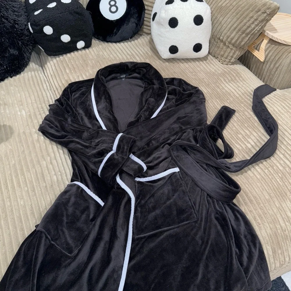 Simply Vera Black Robe - Picture 1 of 5